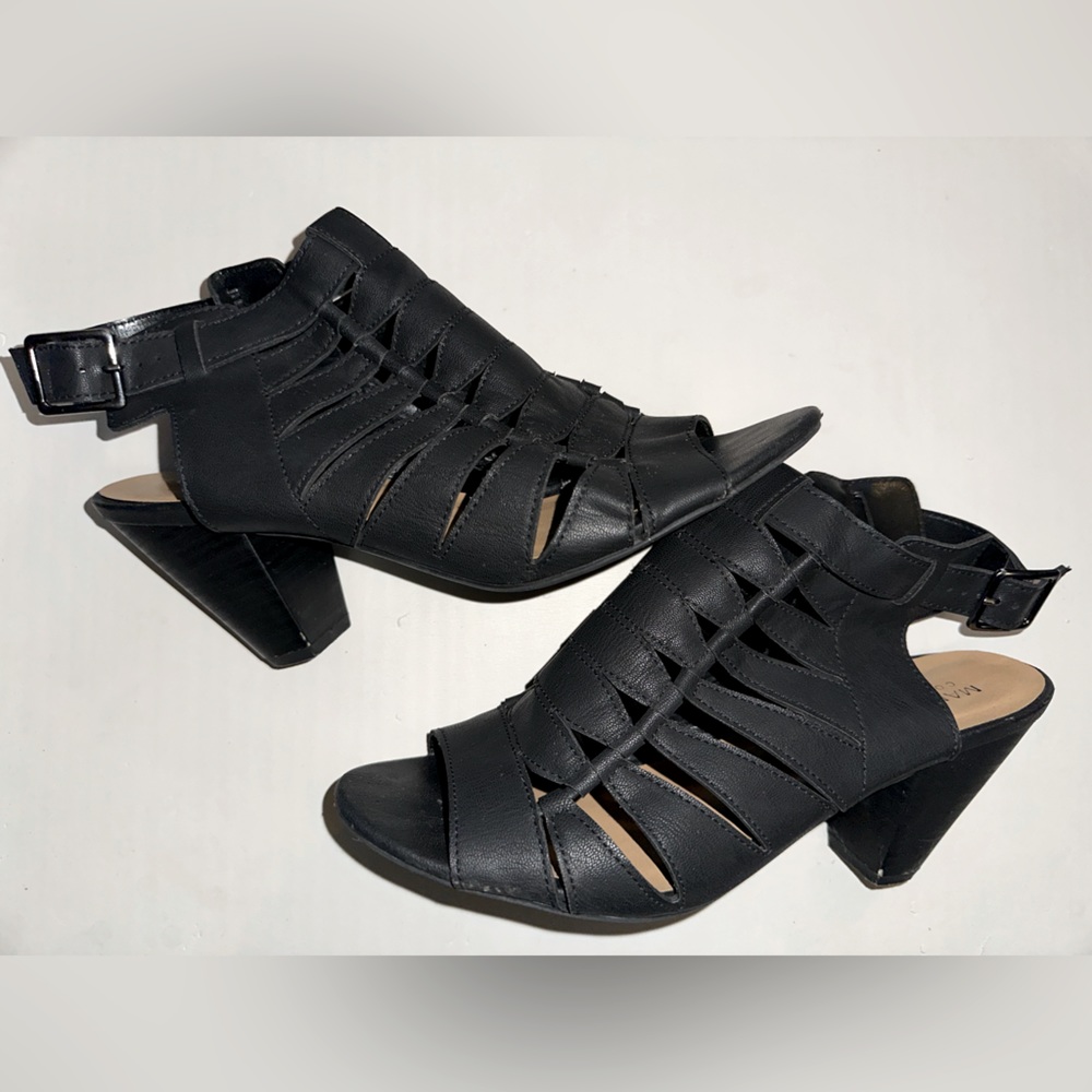 Women’s black sandal with heel size 9